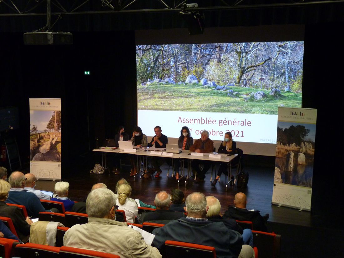 L'assemblée générale réunie le 1er octobre 2021. Au premier plan les membres réunis et au second plan le bureau et l'équipe de Paysages de mégalithes présentent le bilan de l'année écoulée et le plan d'action de l'année à venir - Photographie Pauline Meunier pour Paysage de mégalithes